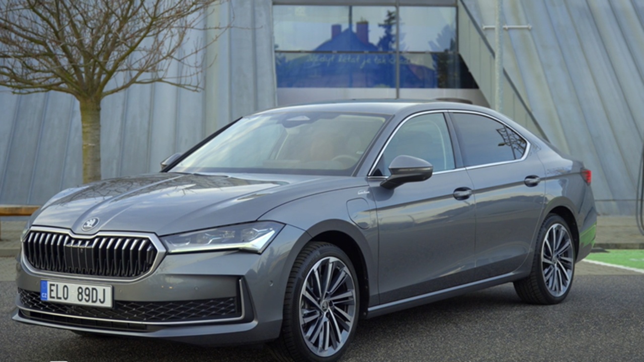 Skoda Superb iV: 272 Beygirlik Yeni Hibrit Performansıyla Sahada